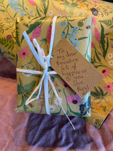 Load image into Gallery viewer, Gift wrapping and handwritten card service
